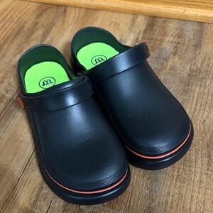 Deedlite black lightweight, slip resistant waterproof clogs work shoes size 7